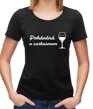 Dámské triko z kolekce sarkasmus-jednoduchá žena, vhodné jako dárek k svátku -tričko - Poháněná vínem a sarkasmem